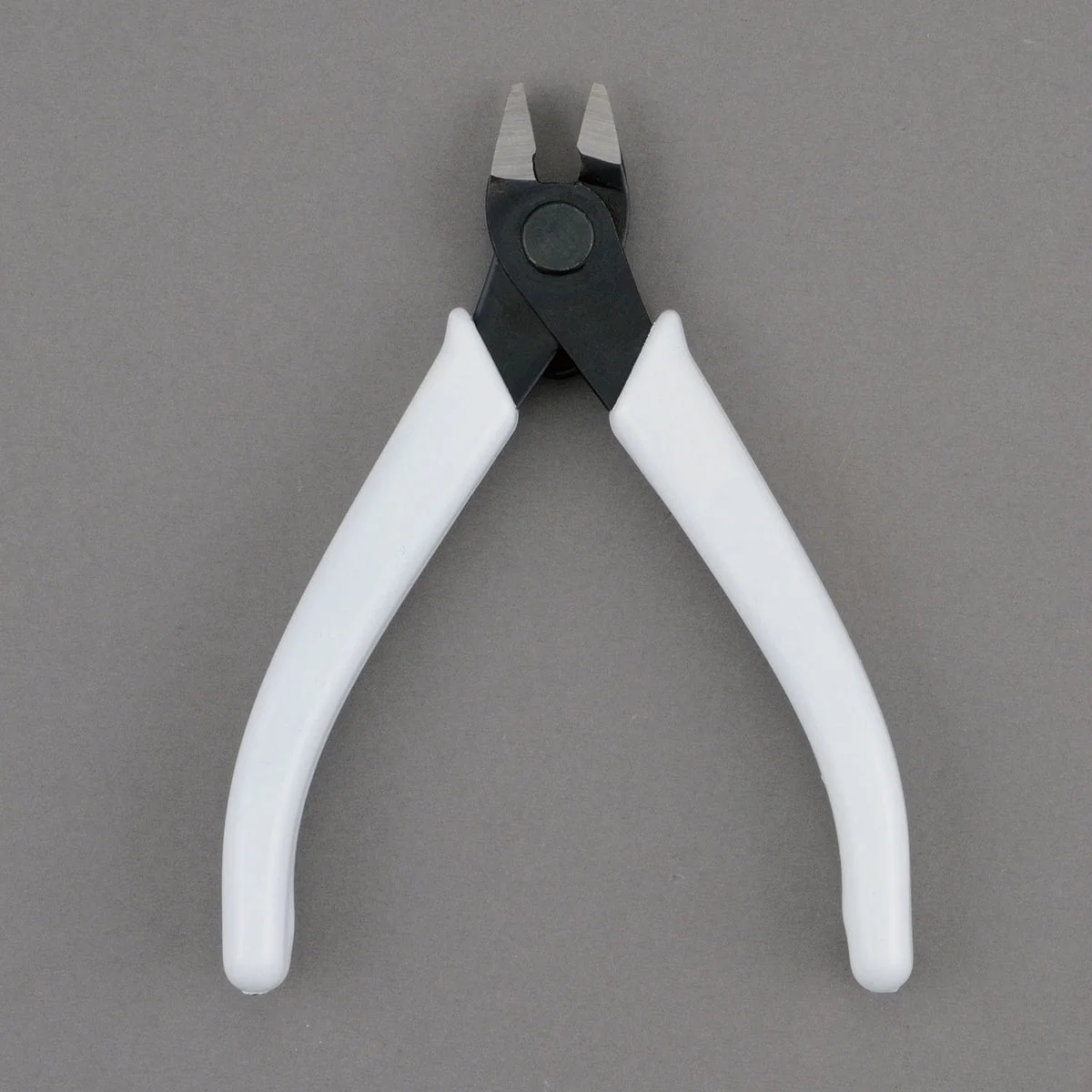 Entry Nippers (White) - Image 1